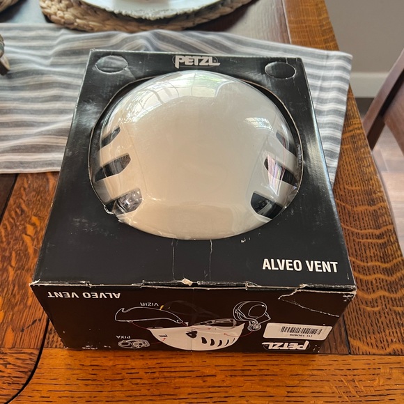 COPY - Alveo vent climbing helmet by petzl. white - Picture 1 of 5